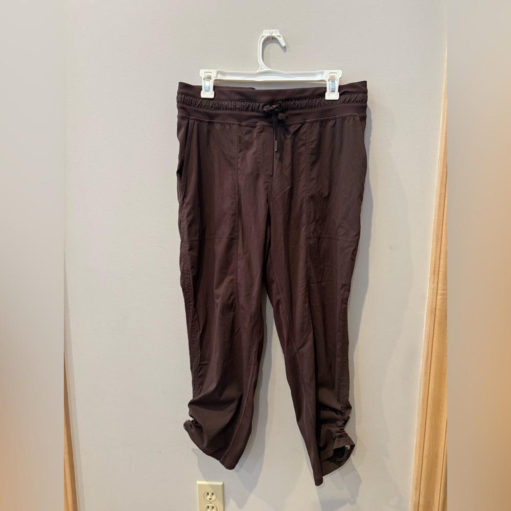 Lululemon Athletica Dance Studio Crop/Cinch-Espresso - Picture 4 of 8